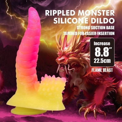 Dildo de silicone degradê rosa a amarelo com base de sucção forte e textura ondulada junto a imagem de besta flamejante.