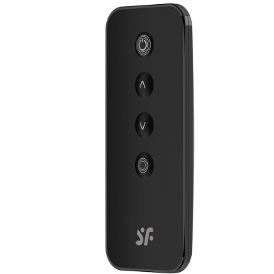 Comando remoto preto com três botões e logo SF