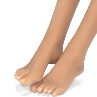 Pés artificiais femininos em plástico realista com unhas pintadas