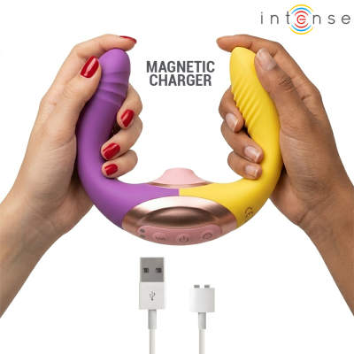 Dispositivo bicolor roxo e amarelo com cabo USB para carregamento magnético segurado por duas mãos