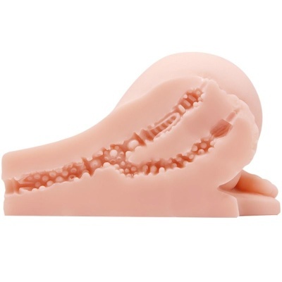 Objeto anatómico de silicone cor de pele com textura interna, fundo branco.