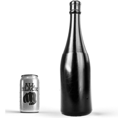 Lata prateada All Black ao lado de garrafa preta alta