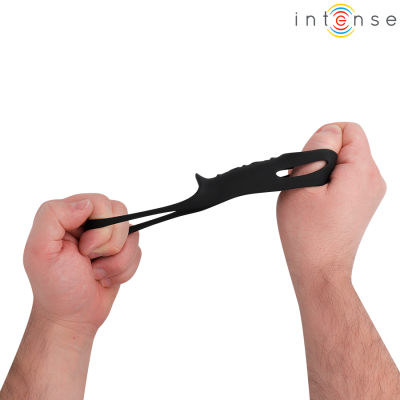 Pulseira preta de silicone esticada entre duas mãos com logótipo intense no canto superior direito