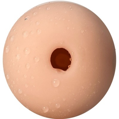 Objeto redondo cor de pele com furo central e gotas de água