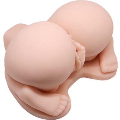 Boneca de silicone rosa clara em posição agachada