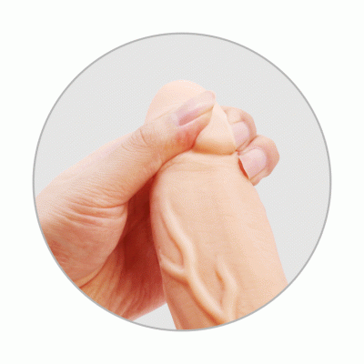Mão comprimindo objeto anatômico masculino realista, material maleável e veias visíveis