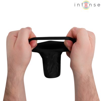 Produto preto em silicone sendo esticado por mãos masculinas, com logótipo INTENSE visível.