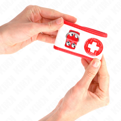 Carteira branca com detalhes vermelhos e chapa metálica, segurada por duas mãos