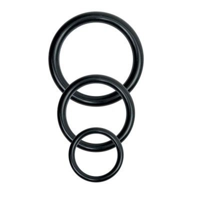 Três anéis pretos de tamanhos diferentes sobre fundo branco
