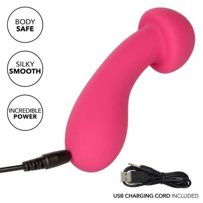 Vibrador rosa com cabo USB para carregar, corpo de silicone liso.