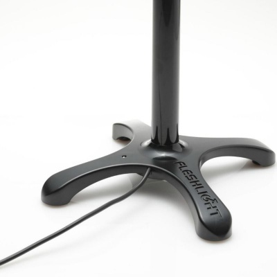 Base de suporte preta com palavra FLESHLIGHT em relevo e cabo preto