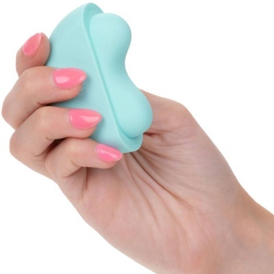 Dispositivo azul claro ergonómico de silicone segurado por uma mão com unhas rosas