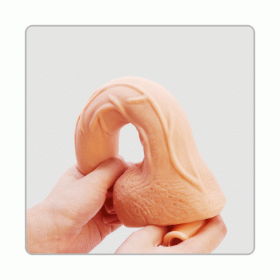 Dildo realista flexível cor de pele segurado por duas mãos