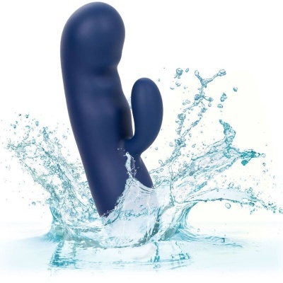 Vibrador azul escuro anatómico com duas extremidades em água