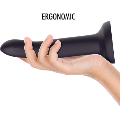 Mão segurando dildo preto ergonómico com texto 'ERGONOMIC'