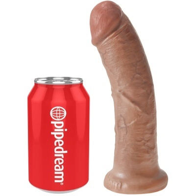 Dildo cor de pele ao lado de lata vermelha com texto Pipedream.