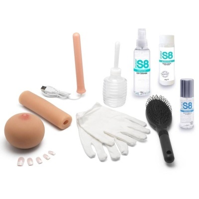 Kit de brinquedos sexuais e acessórios com dildos e frascos S8 sobre fundo branco.