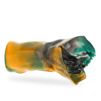 Peça esculpida abstrata em resina multicolor com tons de laranja, verde e preto