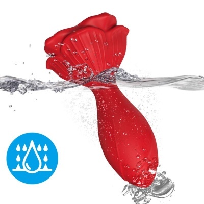 Massageador vermelho com formato de concha submerso em água com ícone azul de resistência à água
