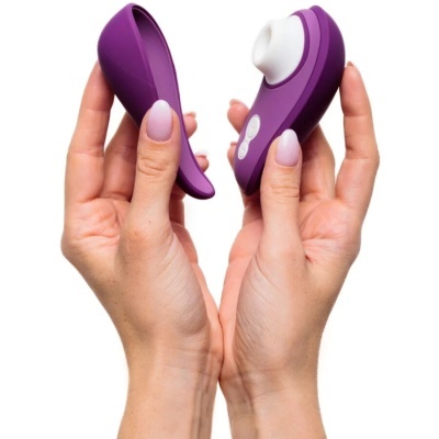 Dispositivo eletrônico roxo compacto com botões nas mãos