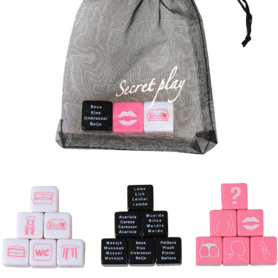 Saco cinzento com cubos de plástico coloridos com imagens e texto