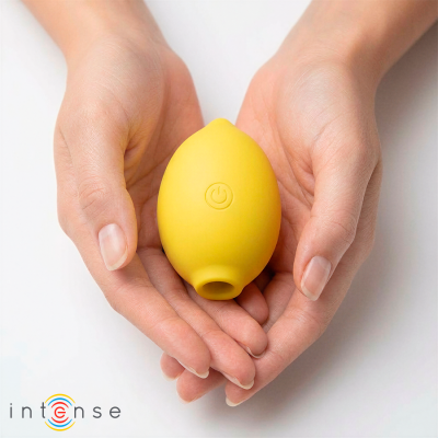 Dispositivo amarelo em forma de limão segurado em duas mãos femininas sobre fundo branco com logo intense.