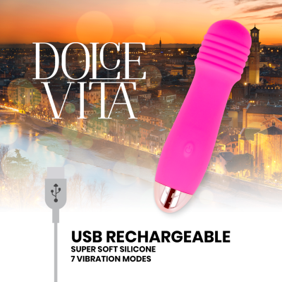 Vibrador rosa em silicone com textura, USB recarregável, texto promocional, fundo paisagem urbana ao pôr do sol