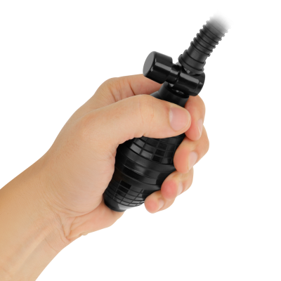 Insuflador de borracha preto com válvula segurado por mão