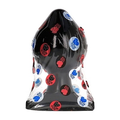 Produto cónico preto coberto por plástico com padrão colorido, sobre suporte preto