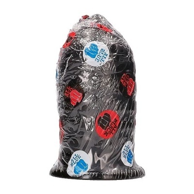 Vela preta com embalagem plástica transparente e estampas coloridas de punhos com textos.