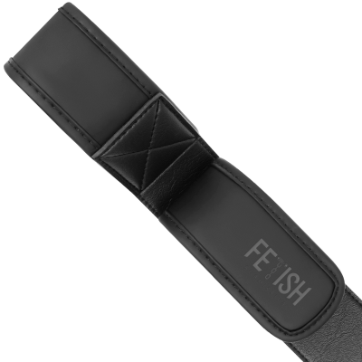 Bracelete preto com detalhe acolchoado e texto 'FE ISH'