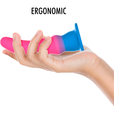 Mão segurando objeto ergonómico colorido com texto ERGONOMIC