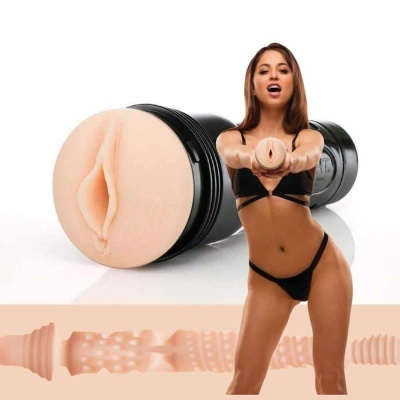 Masturbador masculino em silicone cor de pele com tampa preta e mulher de lingerie preta
