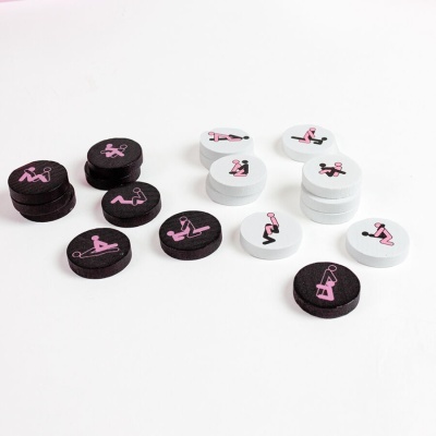 Discos redondos pretos e brancos com ilustrações cor-de-rosa de posições de yoga