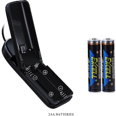 Carregador de pilhas preto aberto com duas pilhas AA Excell ao lado