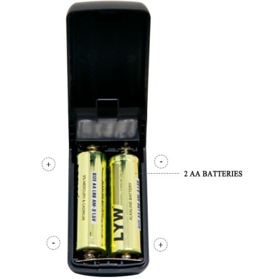 Suporte preto aberto com 2 pilhas AA douradas e texto 2 AA BATTERIES