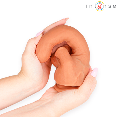 Mãos segurando objeto flexível castanho claro com logótipo intense no fundo branco