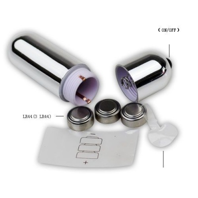 Vibrador prateado metálico com pilhas e manual em fundo branco