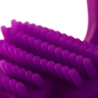 Dispositivo com cerdas roxas grossas em fundo branco