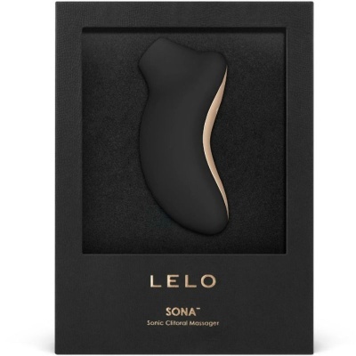 Massageador clitoriano preto e dourado na caixa preta com texto LELO SONA+