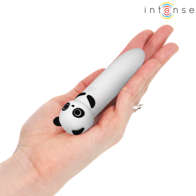 Vibrador branco com desenho de panda segurado numa mão