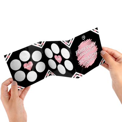 Manual de jogos com círculos para riscar e texto 'FOREPLAY FANATICS SCRATCH LOVERS'