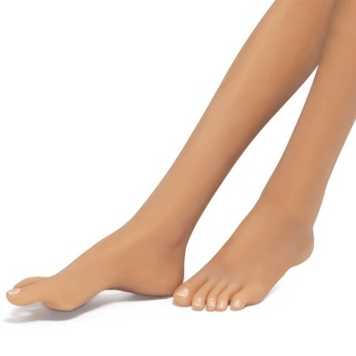 Pernas femininas com pés descalços em fundo branco