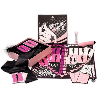 Jogo de tabuleiro Passion & Play com cartas, dado, acessório rosa, ampulheta e faixa preta
