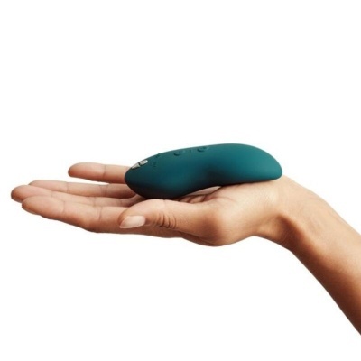 Produto azul escuro ergonómico na mão com fundo branco