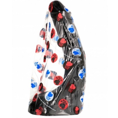 Objeto preto coberto por capa plástica com padrões vermelhos e azuis com texto BLACK FIST