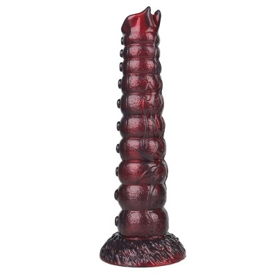 Objeto de silicone vermelho translúcido com textura segmentada e base larga.
