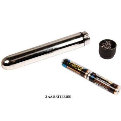Vibrador metálico prateado, tampa preta retirada, duas pilhas AA TEDX ao lado e texto 2 AA BATTERIES