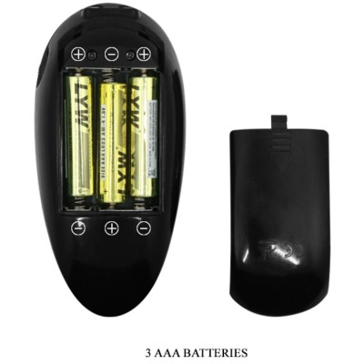 Comando remoto preto com 3 pilhas AAA visíveis e tampa destacada ao lado