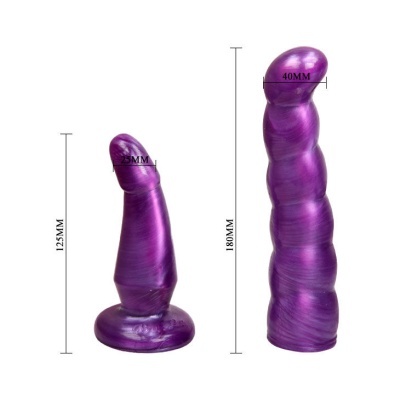 Dois dildos roxos metalizados com diferentes tamanhos e texturas onduladas sobre fundo branco